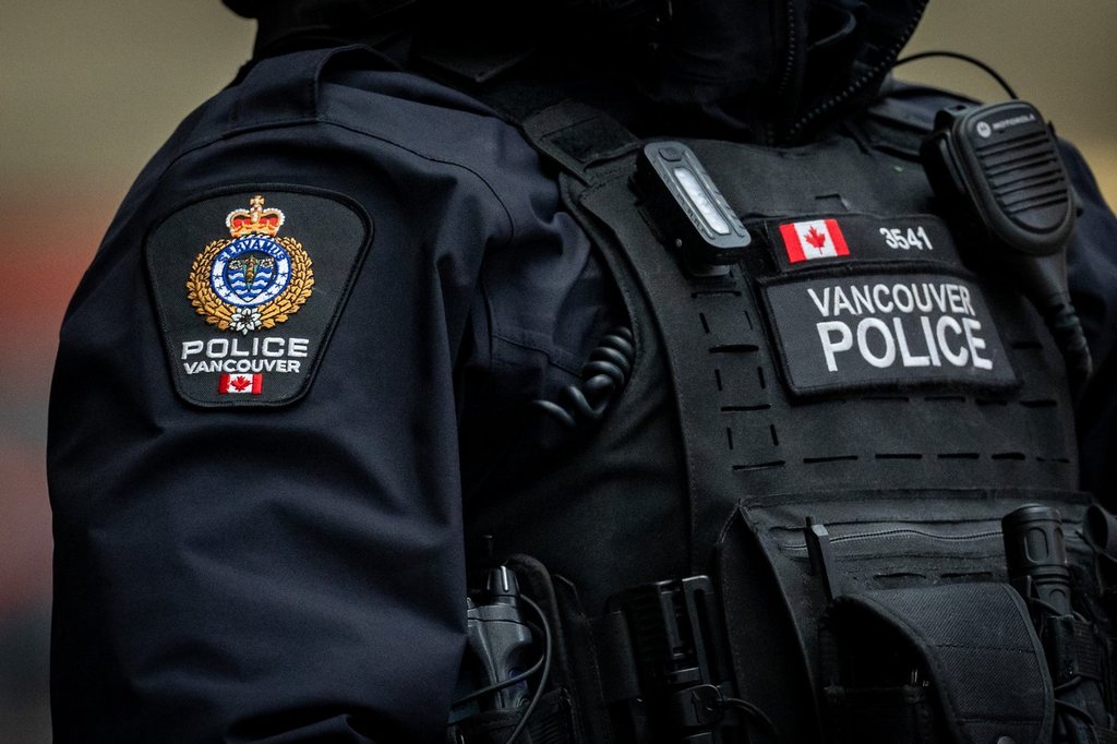 Полицията в Порт Муди Б С арестува 48 годишен гол мъж в