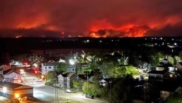 Хиляди хора са наредени да избягат от домовете си в