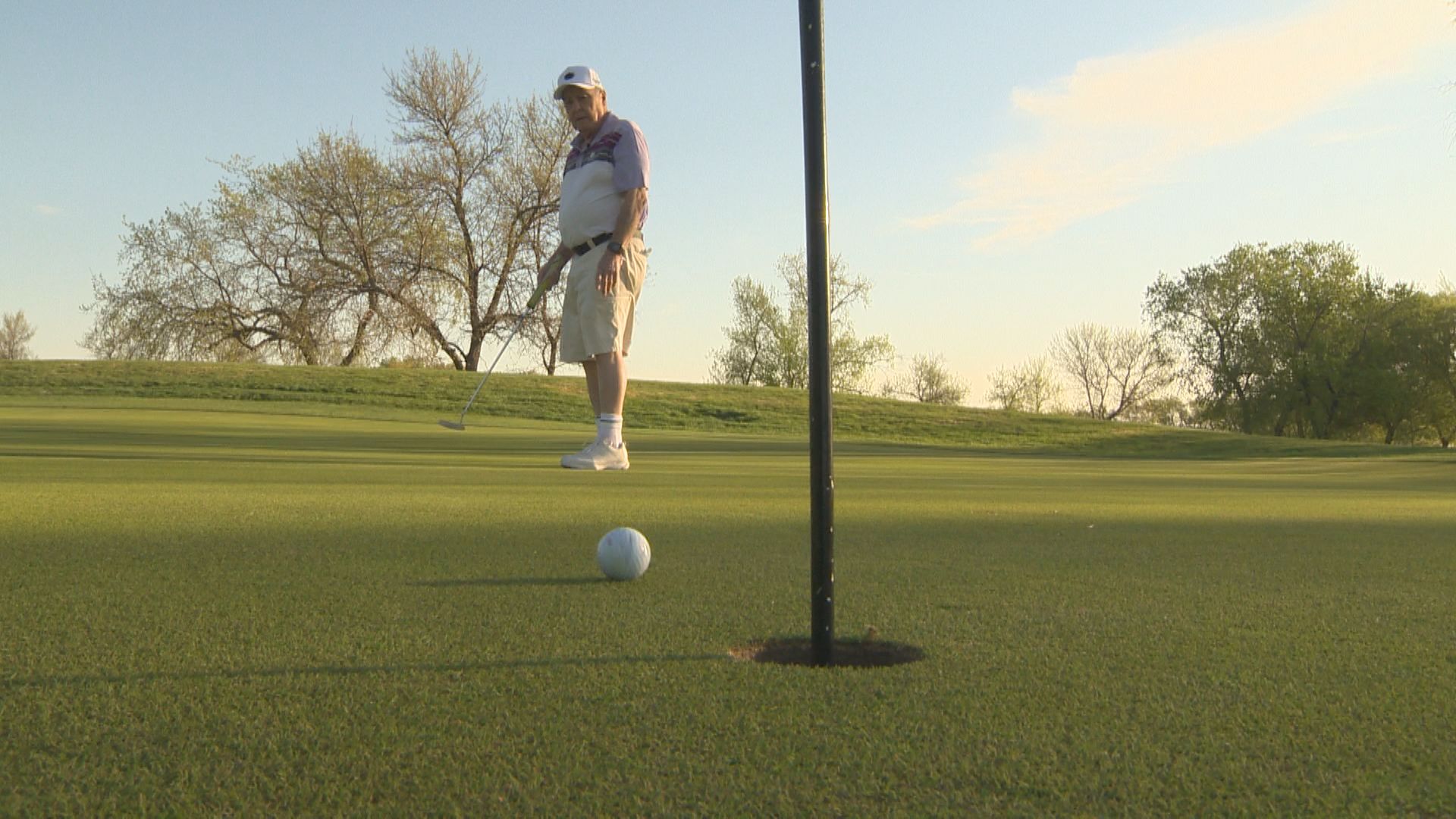 89 годишният голфър Уинипег доказва че възрастта не е причина да