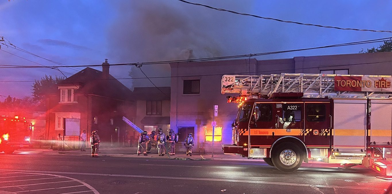 Полицията в Торонто твърдят че търсят заподозрени след пожар който