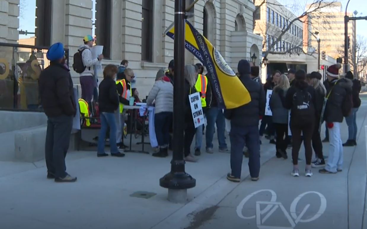 Мениджърът на магазин за дрехи в Алберта казва че малките