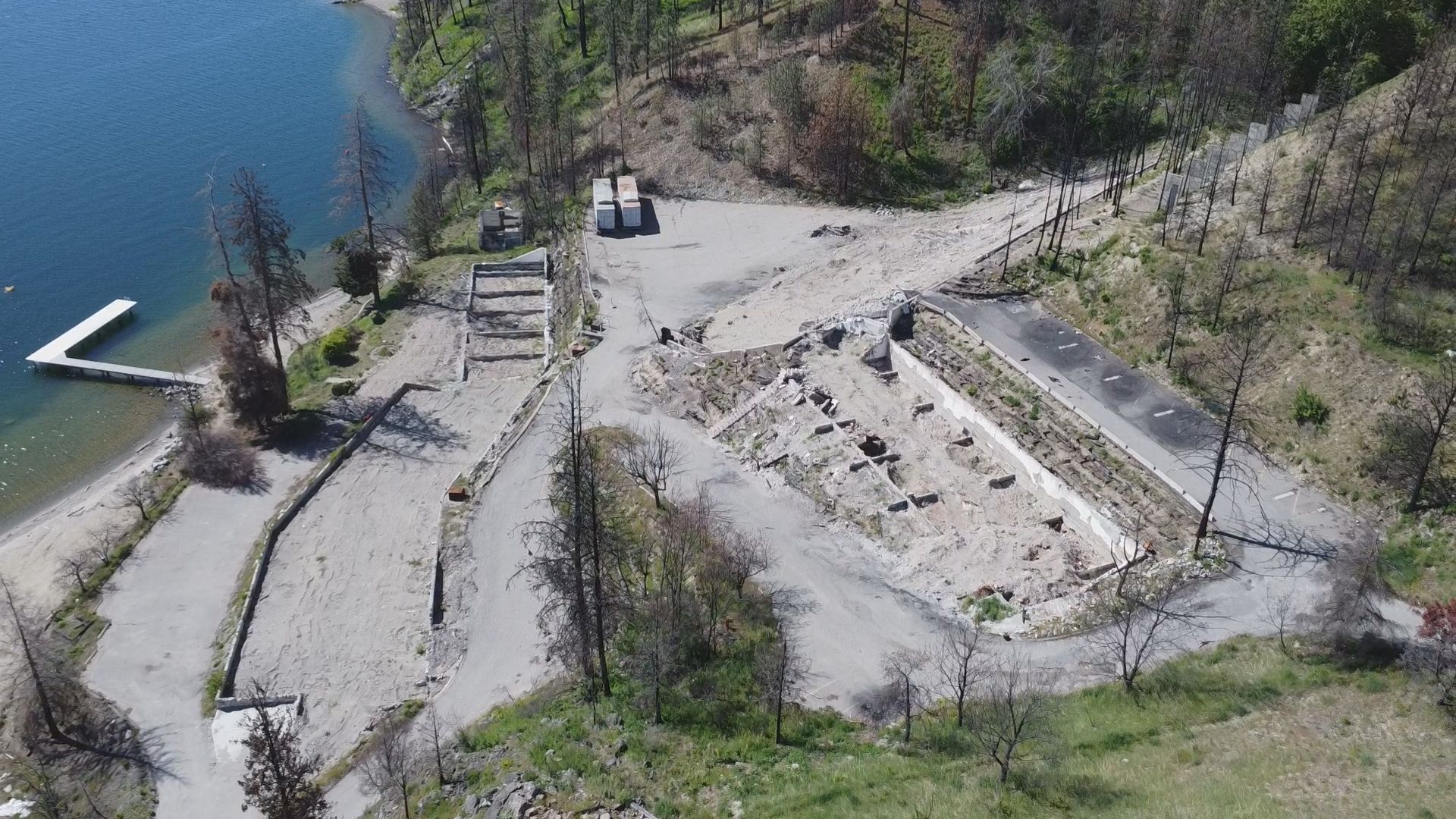 Две години след опустошителния огън на McDougall Creek изгори по