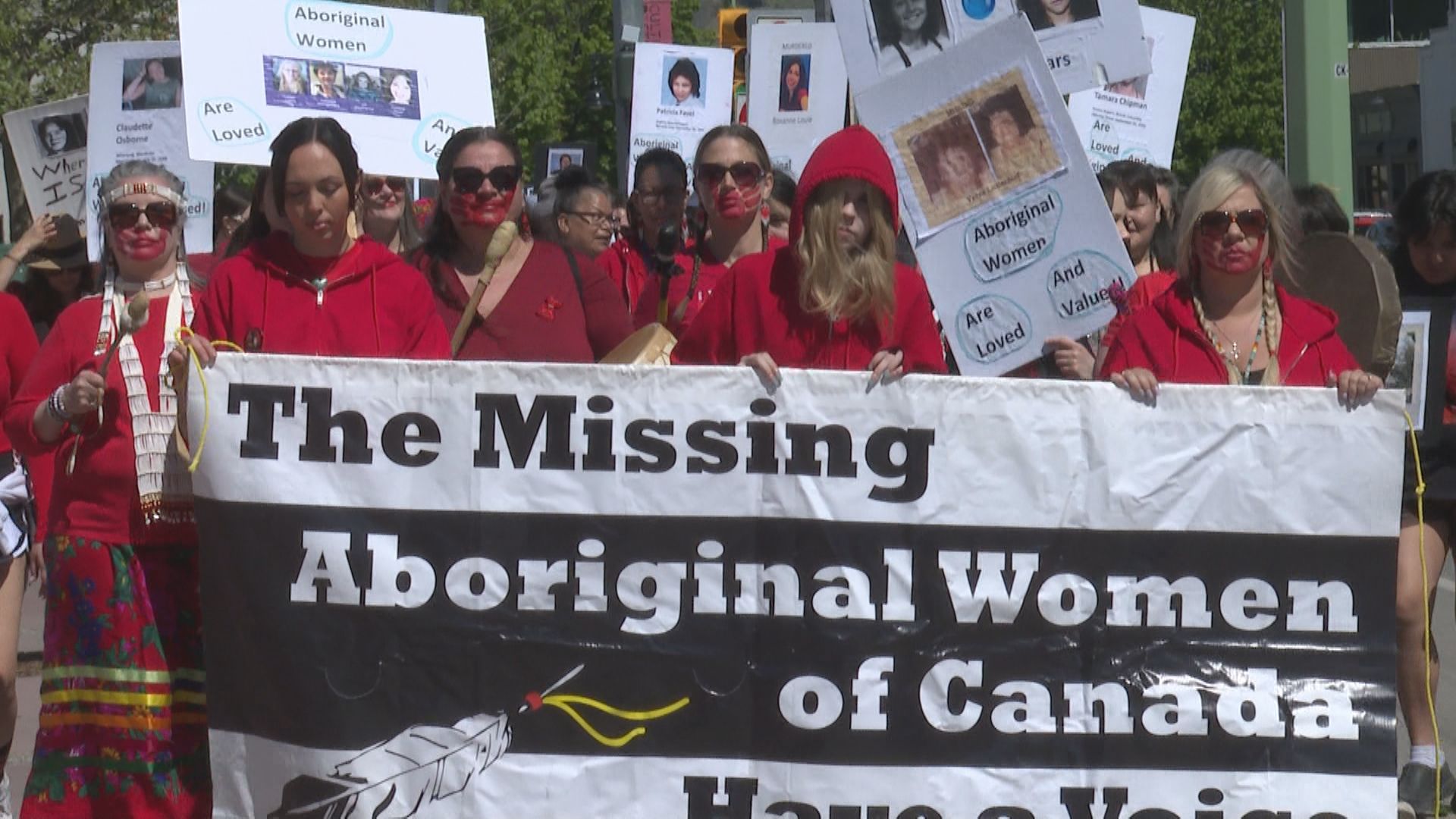 бият барабани и повдигнаха гласове отекнаха през центъра на Келовна