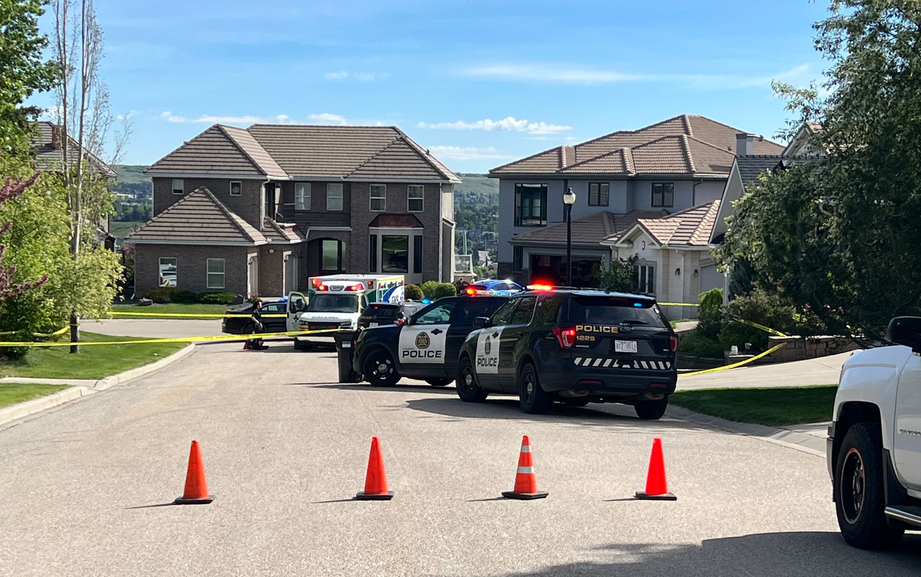 полицията в Калгари заяви че един човек е убит а