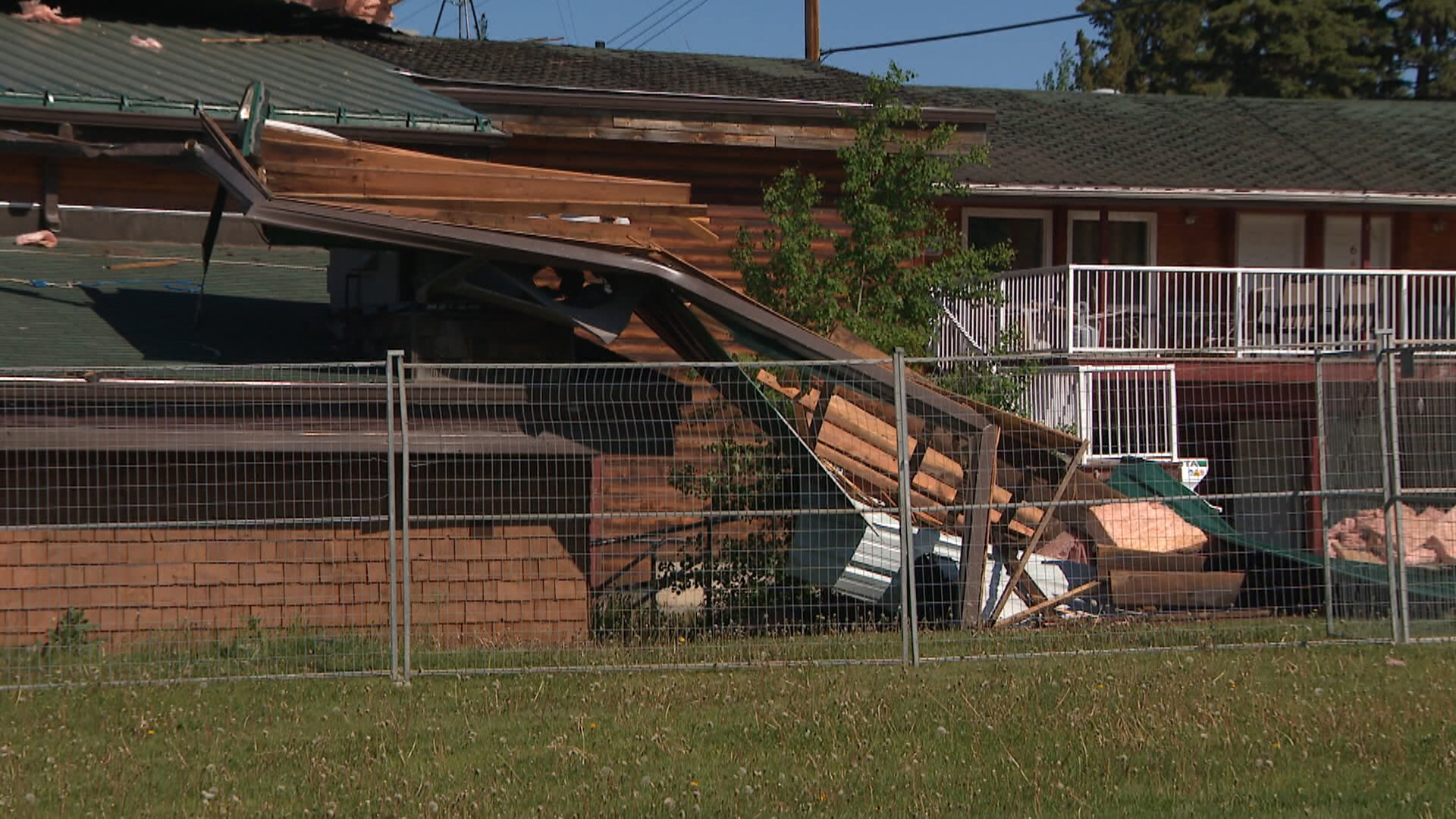Мощна вятърна буря премина през части от Алберта в четвъртък