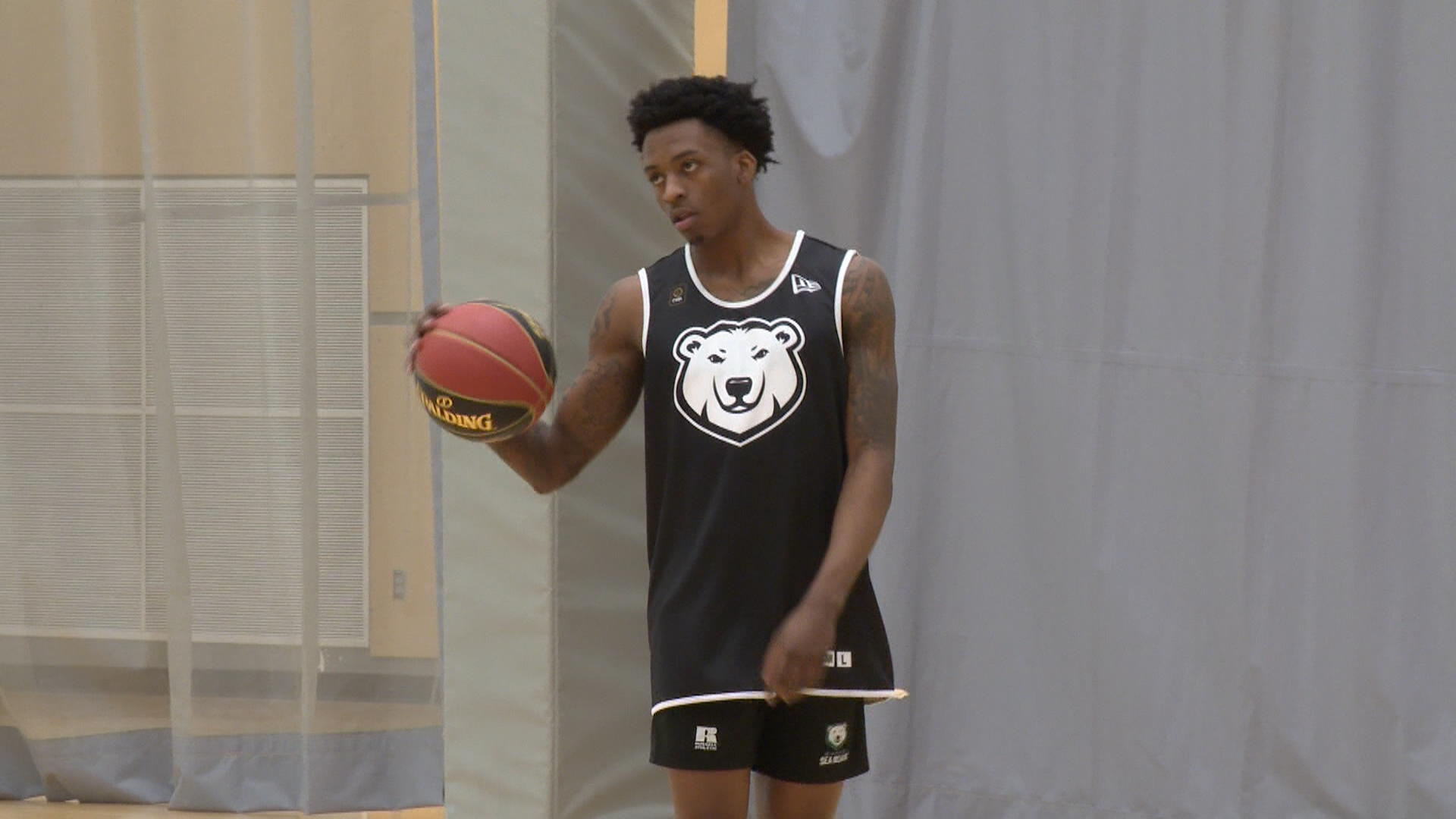 Между другото което играе сега би било трудно да разбере