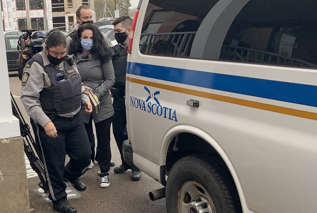 жена която казва че е издържала на жестоко и необичайно