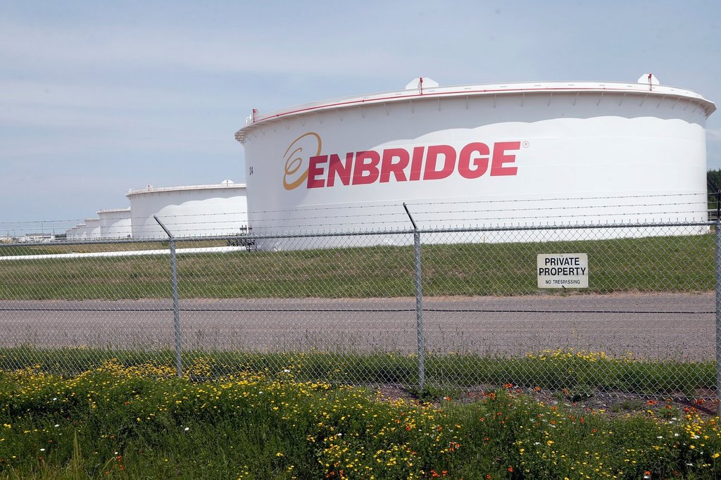 Канадският тръбопроводен оператор Enbridge одобри в петък разширяване на своите