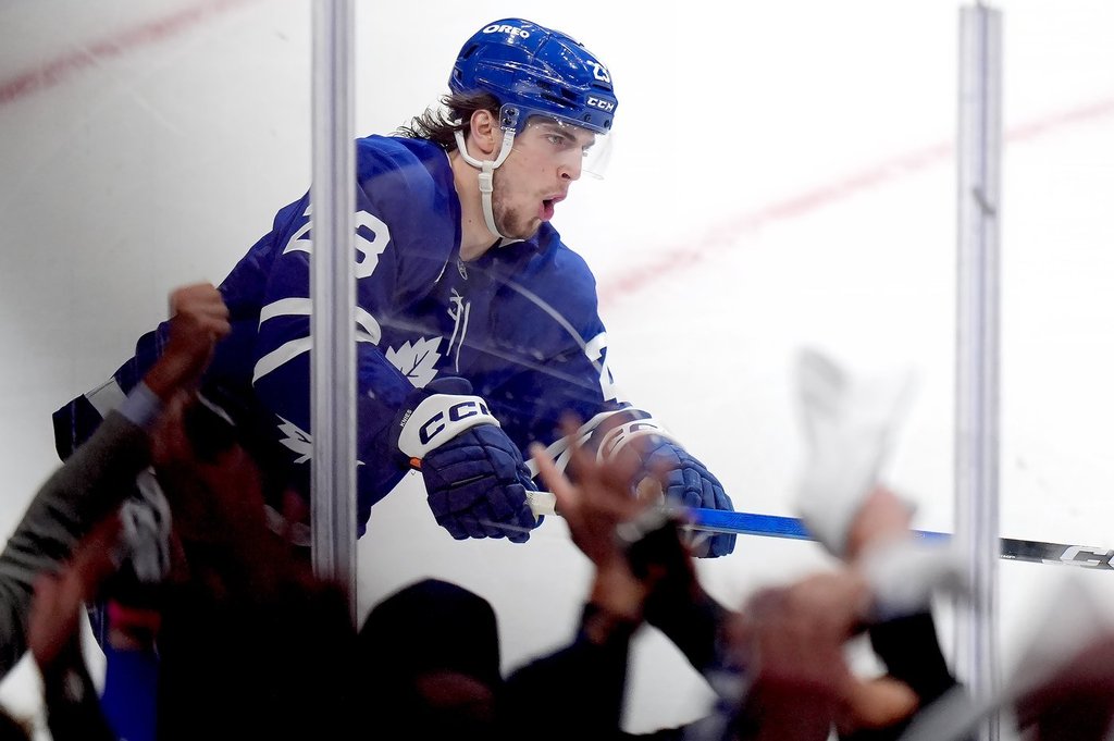 Торонто Матю Конис остава в Торонто Knies has signed