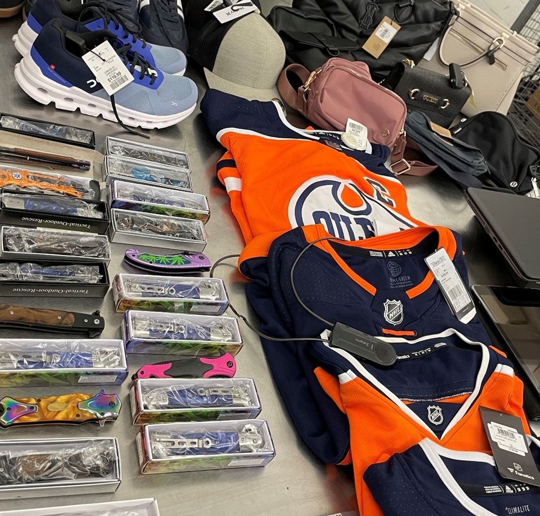 Двама мъже бяха обвинени след като полицията в Едмънтън претърси