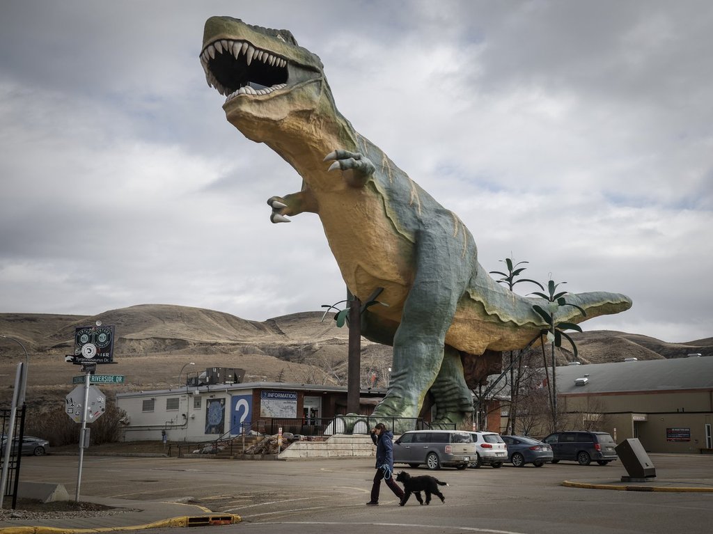 Beloved Drumheller T. rex tourist draw has issues but far from extinct: Report