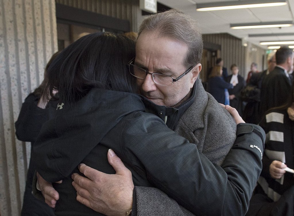 в тиха горичка в края на гробището в Халифакс семейството