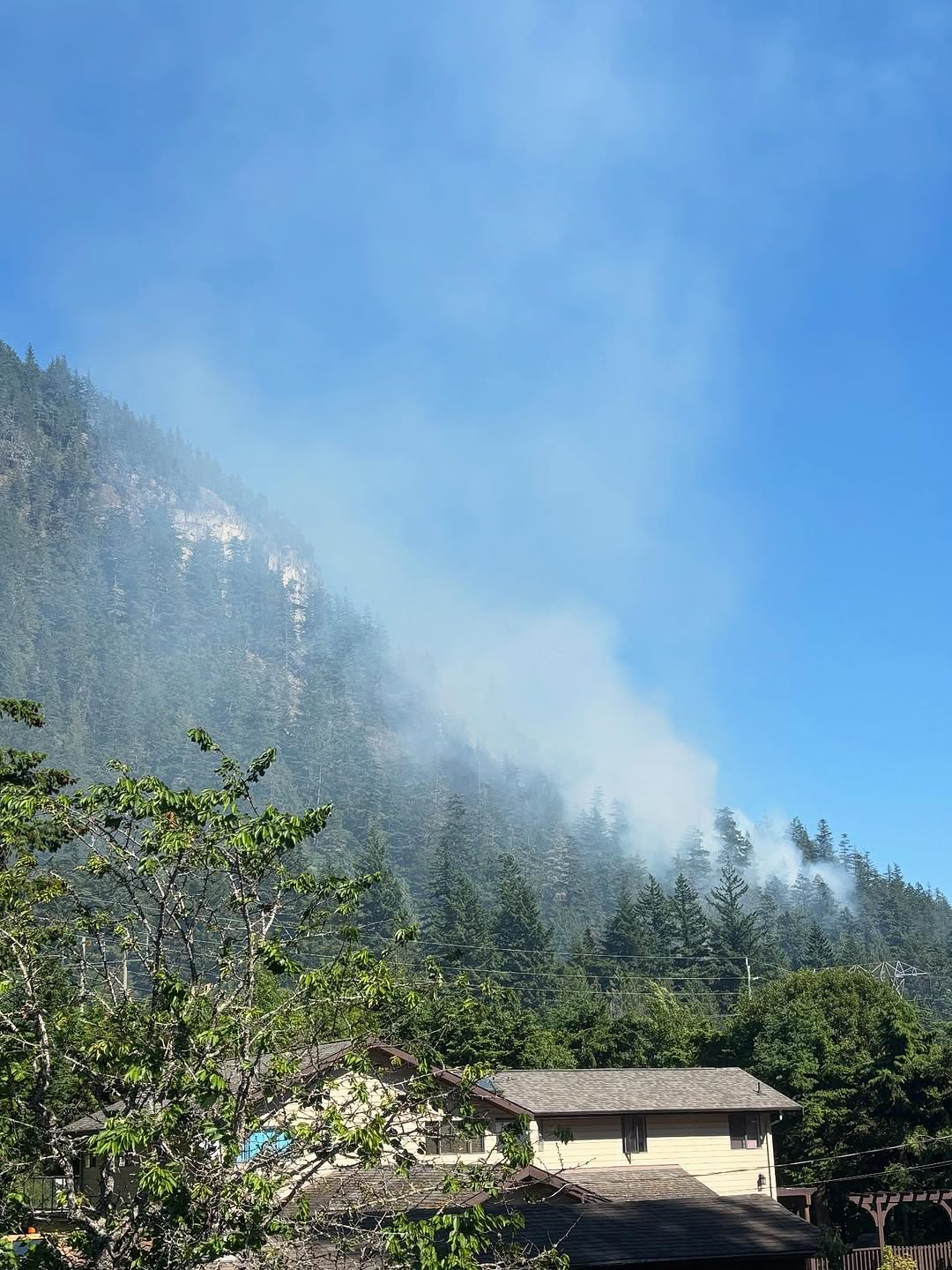 Out-of-control wildfire burning in Squamish, people asked to avoid area