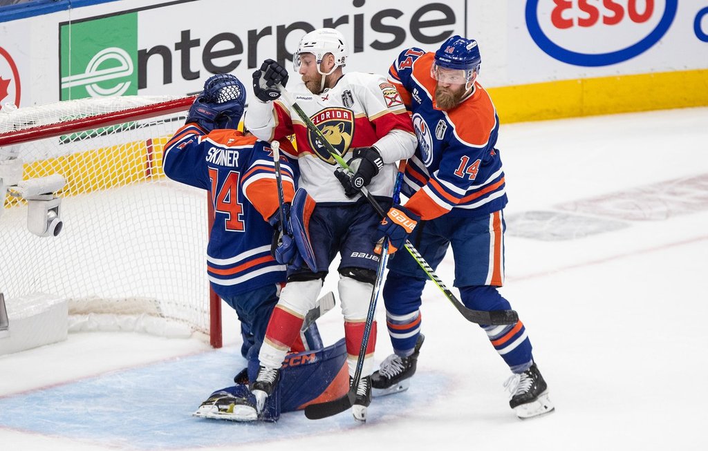 Sunrise Конър Макдавид се връща назад със Сам Бенет