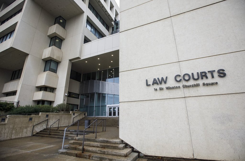 Сериен романтичен измамник е обявен за опасен нарушител в съдебната