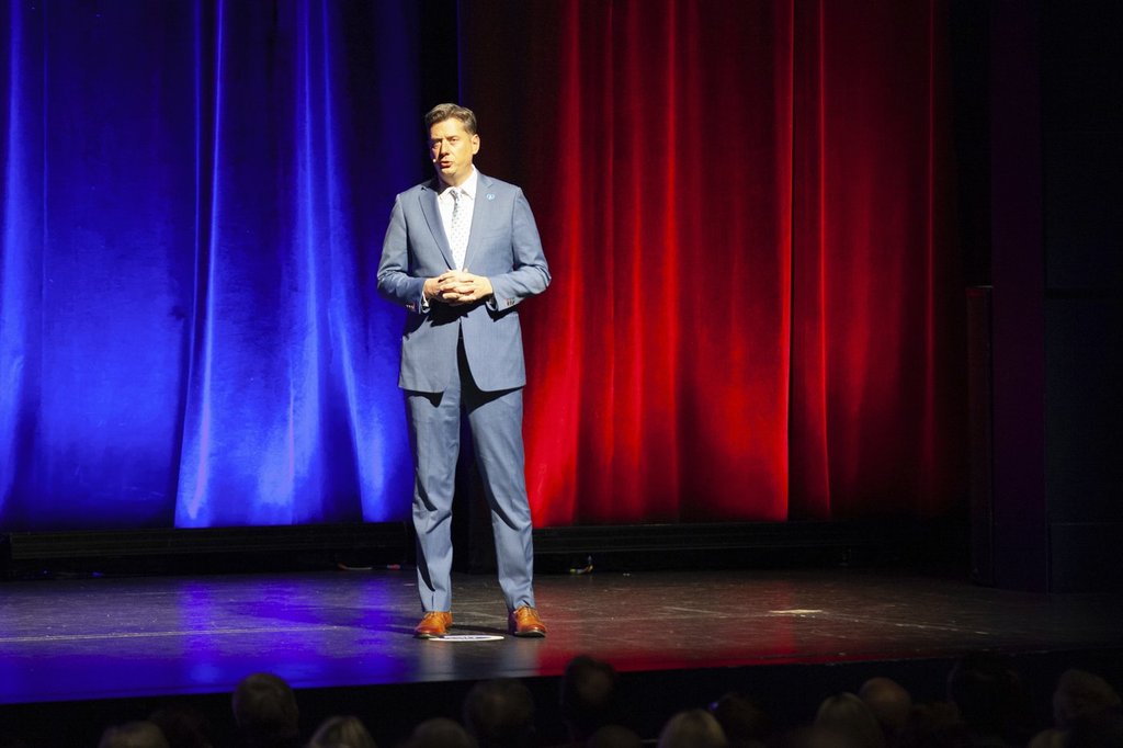 кметът на Оклахома Сити Дейвид Холт иска феновете на канадския