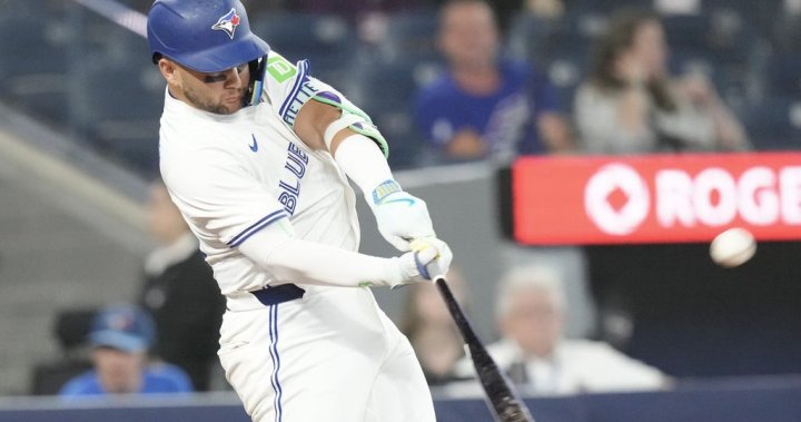 Торонто Бо Бишет удари двукратен хоумър а Крис Басит хвърли седем