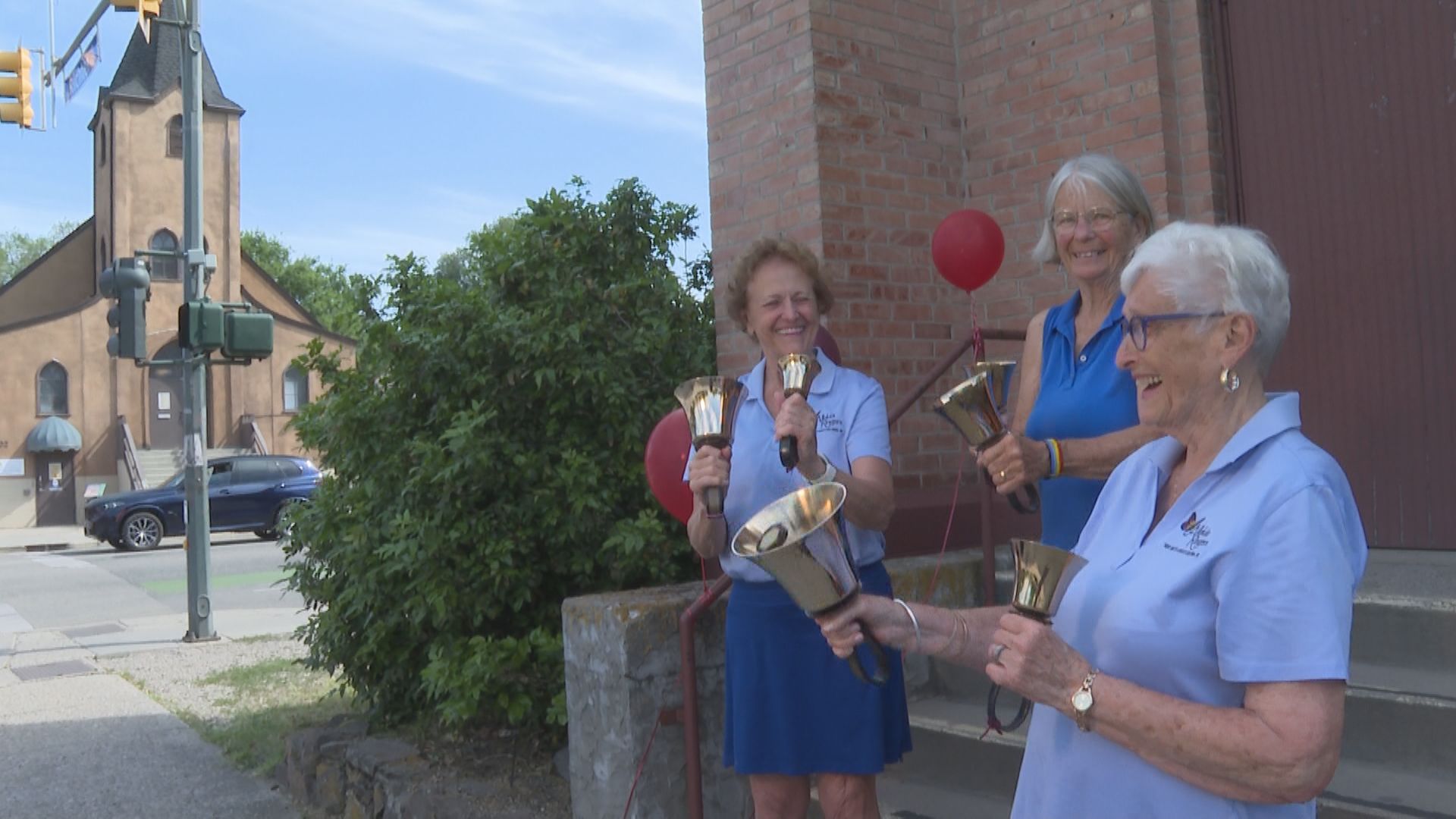 по стъпалата на Централната Оканаган Обединена църква камбаните се зяпват