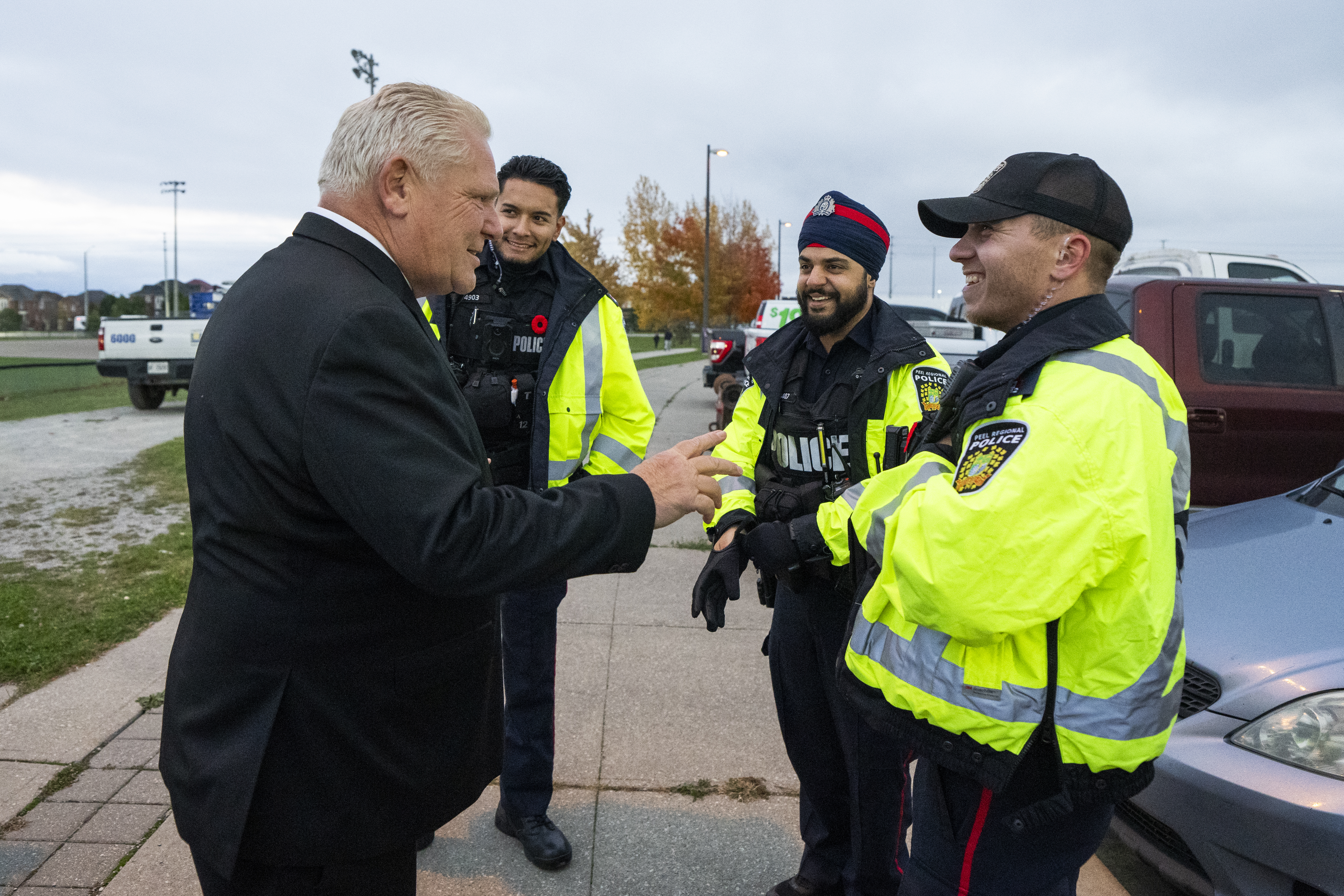 служители в Торонто арестува четирима души включително 16 годишно момче след
