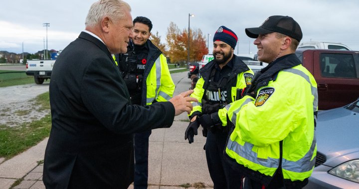 служители в Торонто арестува четирима души включително 16 годишно момче след