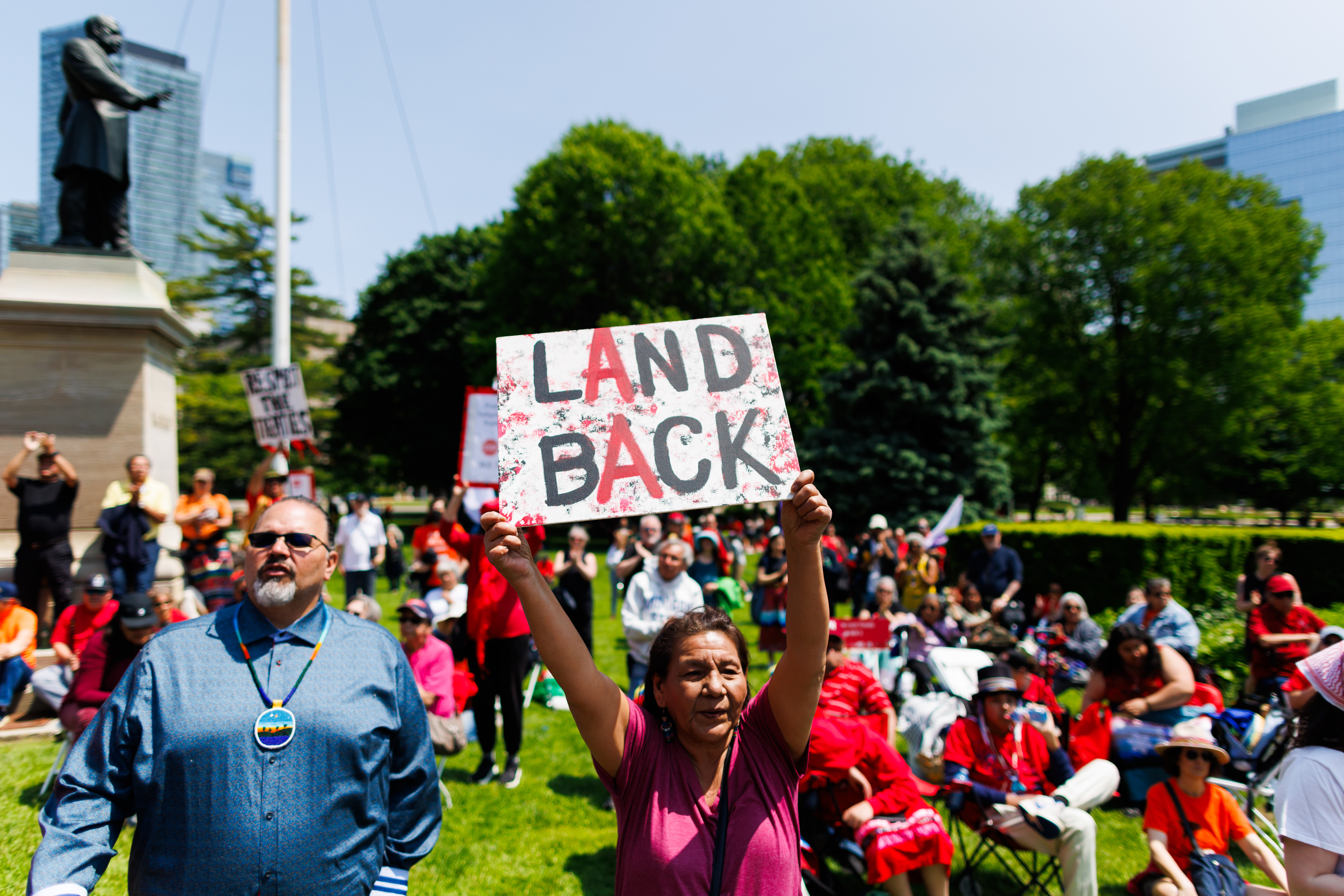 Две първи нации в и около огъня който подписа сделки