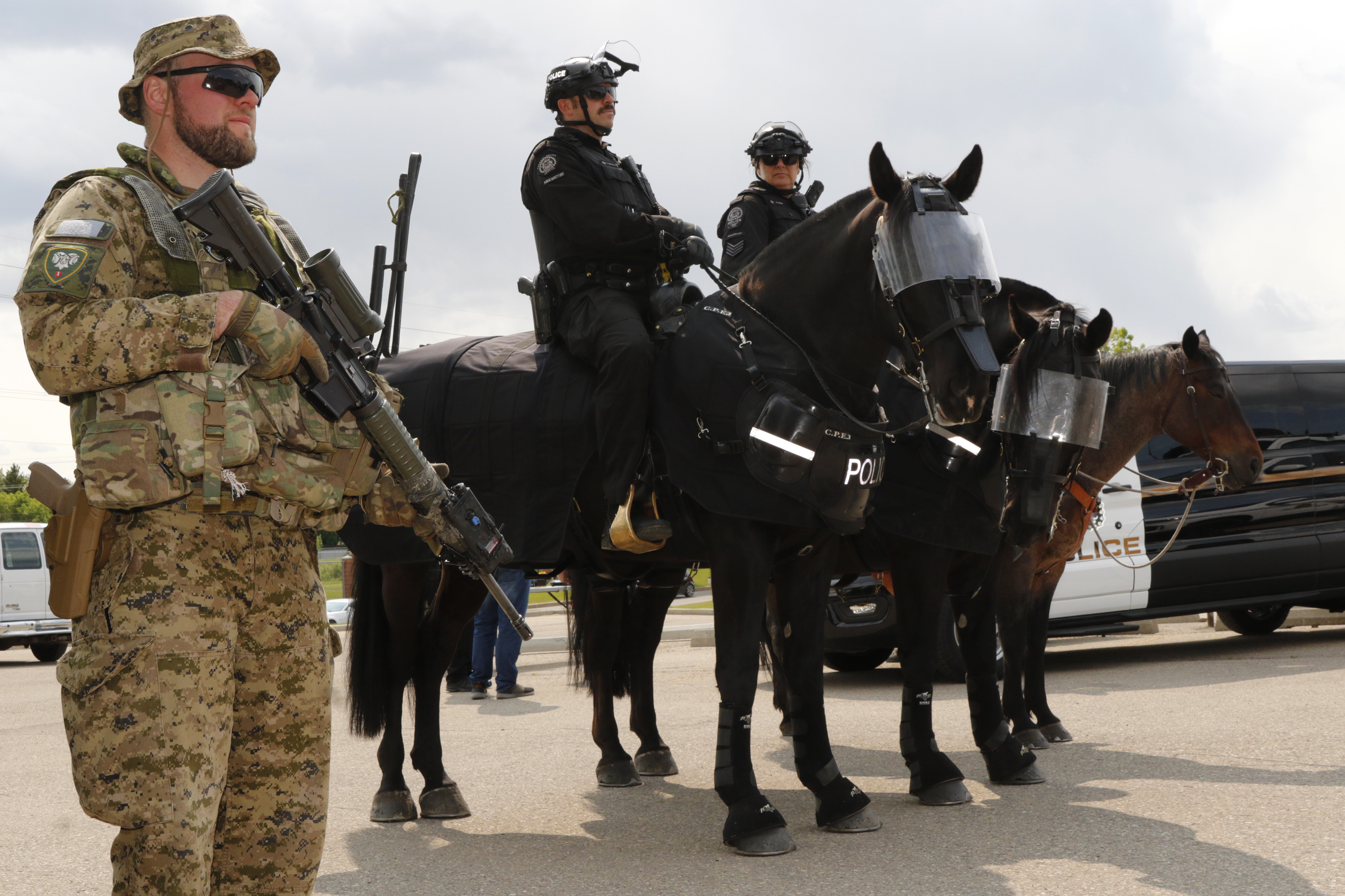 служители на правоприлагащите органи които контролират сигурността на предстоящата среща