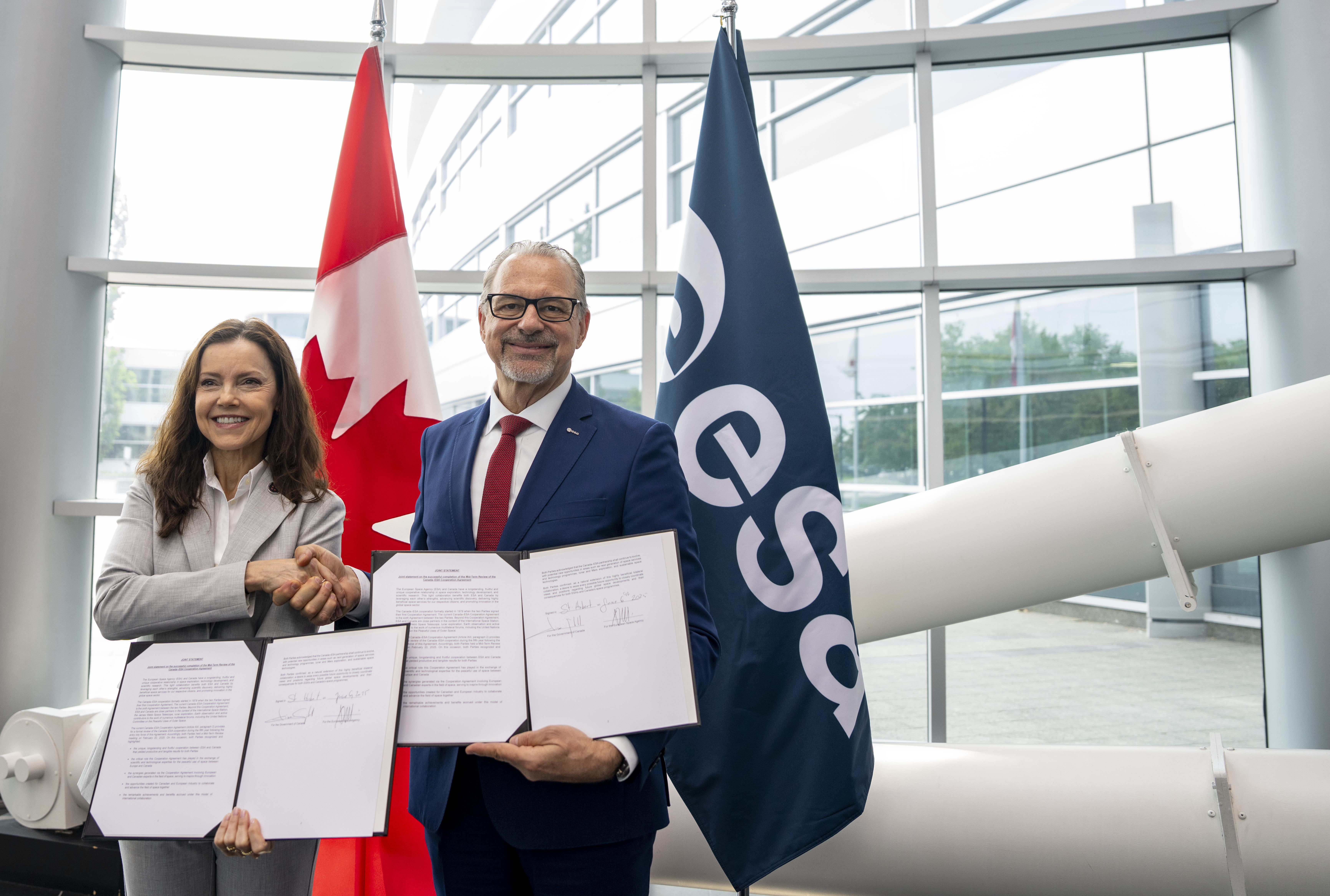 Икономическите и геополитическите сътресения принуждават канадските и европейските космически агенции