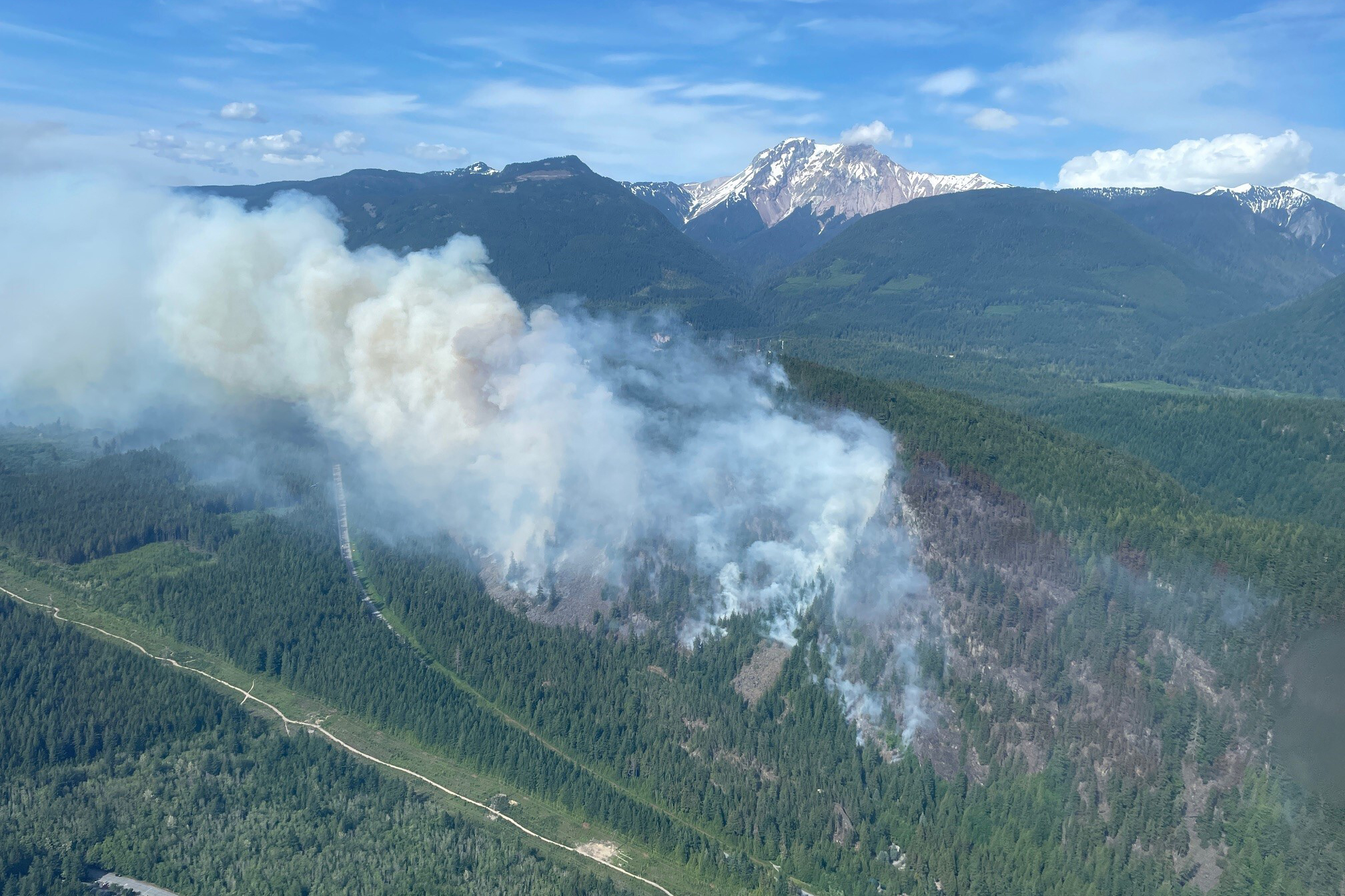 Длъжностните лица казват че див пожар близо до Squamish B C