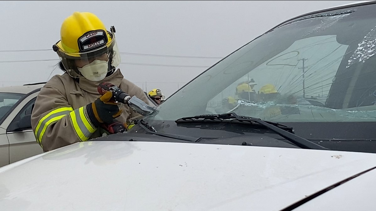 шестнадесет млади жени и не бинарни младежи участват в четиридневния програмен