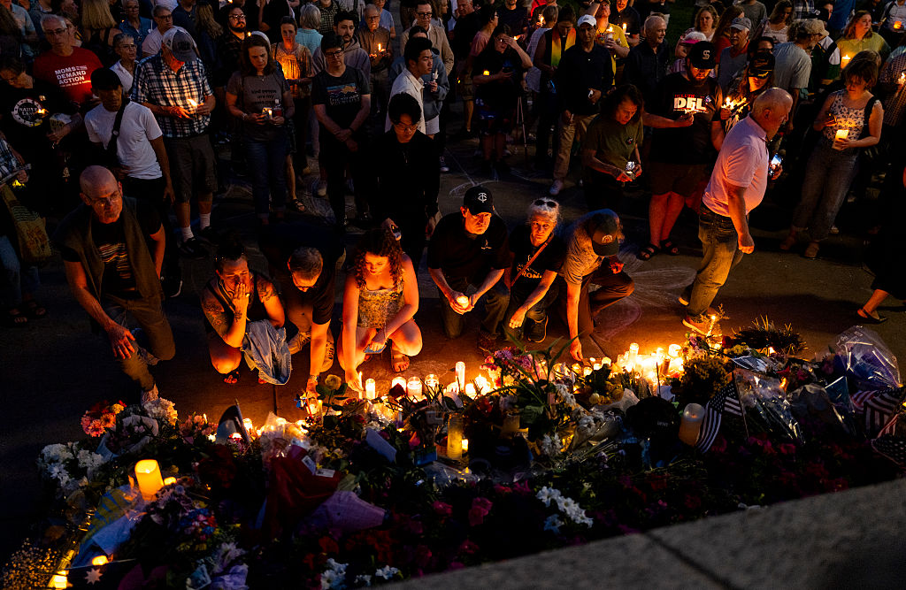 Джон Хофман законодателят на Минесота който остава в критично състояние