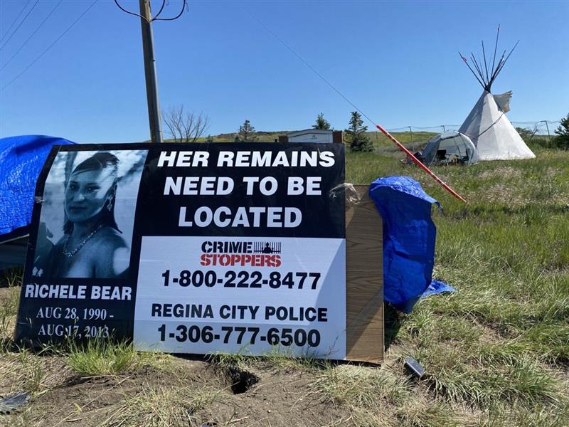 Michele Bear остава лагерно при гладна стачка пред депото на