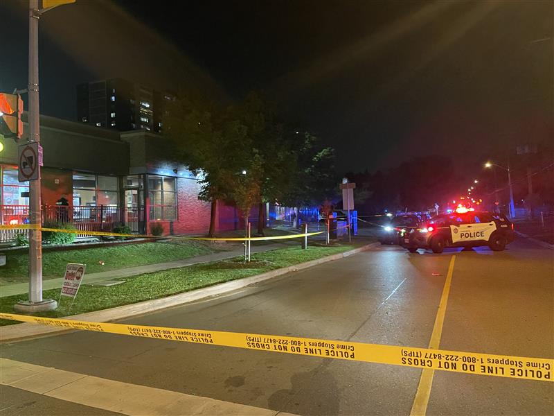 Полицията в Торонто твърди че мъжът е мъртъв след стрелба