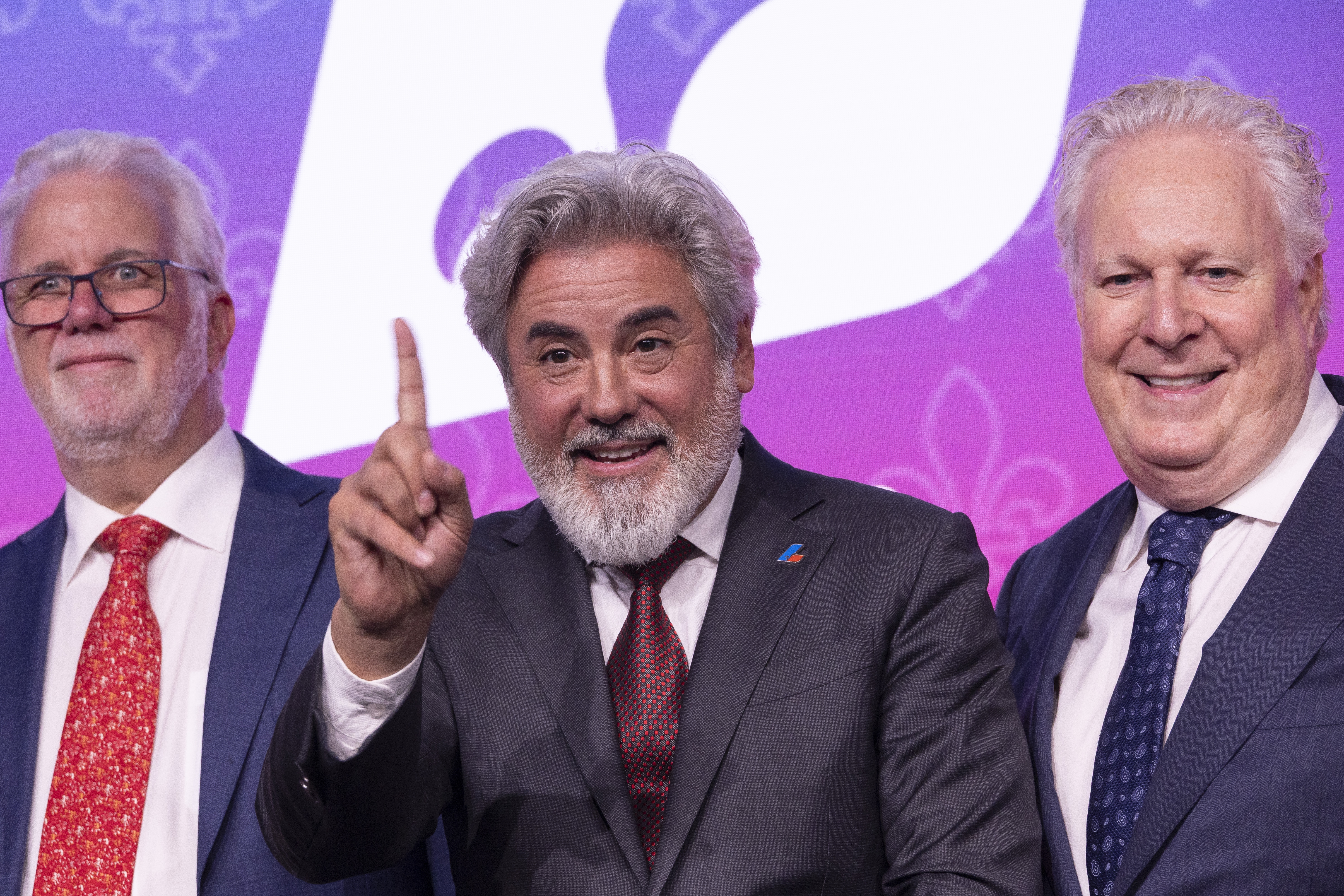 Новоизбраният лидер на либералите в Квебек казва че ще изчака