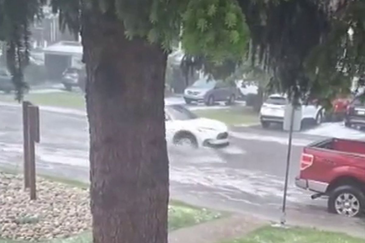 Дъждовна буря премина през района на Едмънтън в неделя вечер