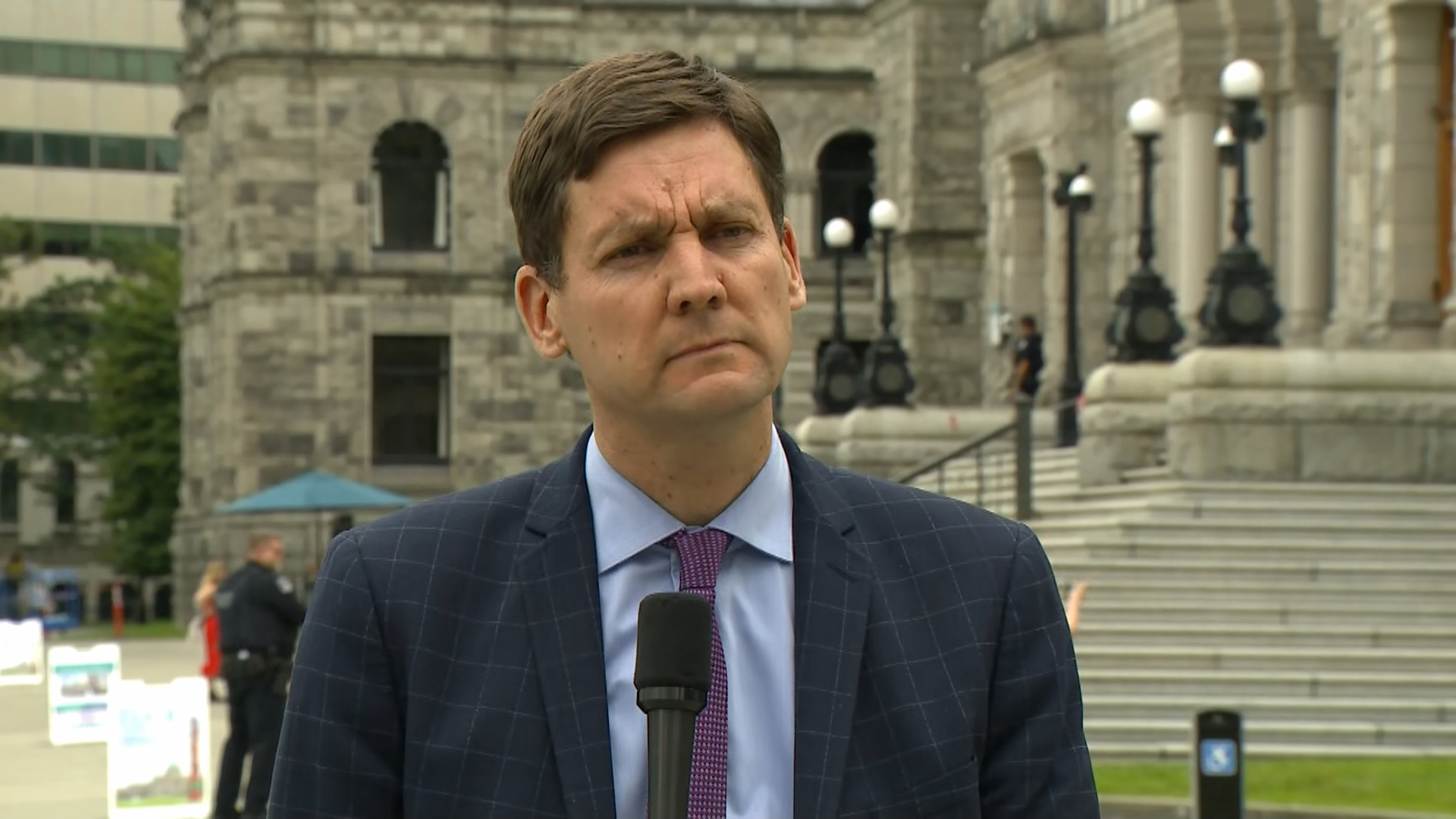 Премиерът на Британската Колумбия Дейвид Еби казва че ще попита