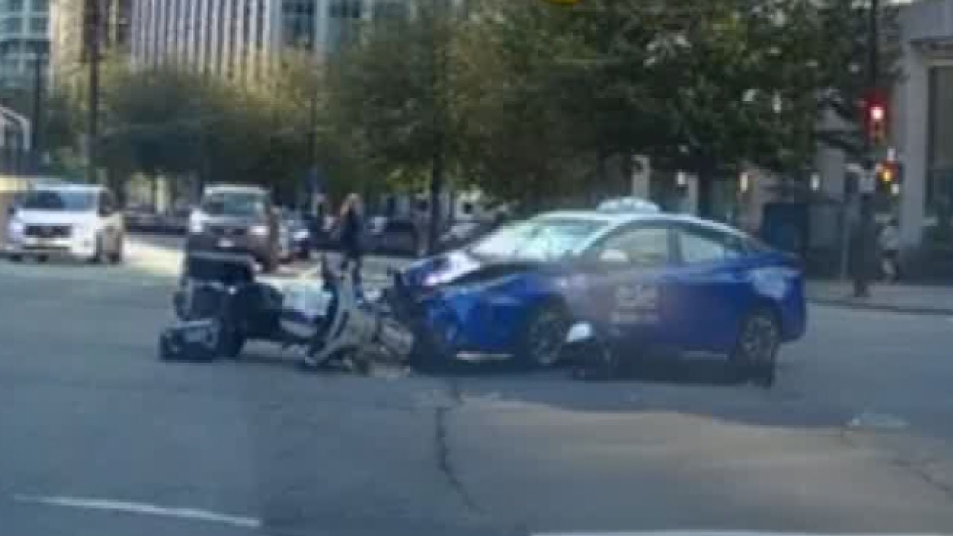 Ванкувър Полицията разследва катастрофа след като служител е изхвърлен от