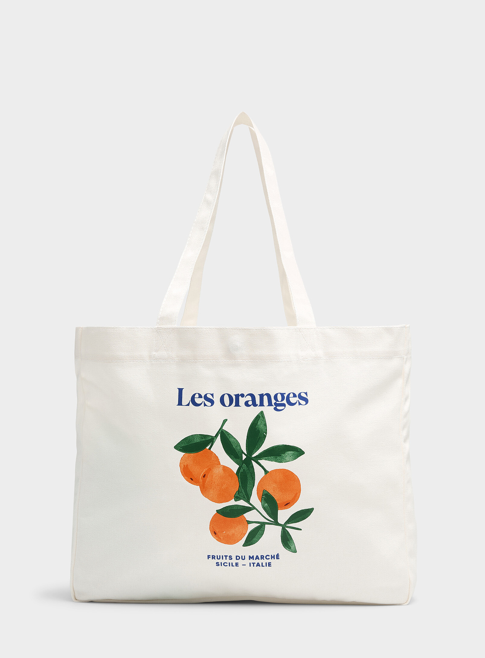 Summerness Trends La Vita E Bella Tote ще ви би трябвало сладостен плат за плат, с цел да носите находките на пазара на вашия фермер. Обичаме тази грапава памучна чанта, която наподобява, че е направена за изтегляне на домашни пресни плодове и зеленчуци. Щатски долар 29 в Simons <p> </p> <h2 class =