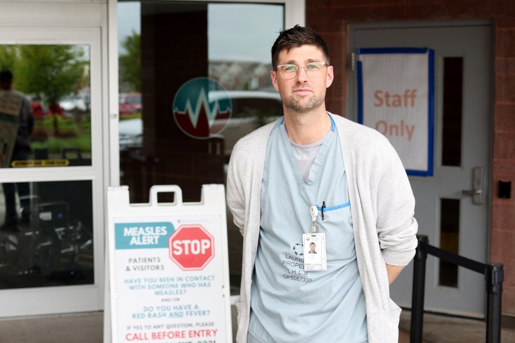 здравни работници които се борят с морбили в южния Онтарио