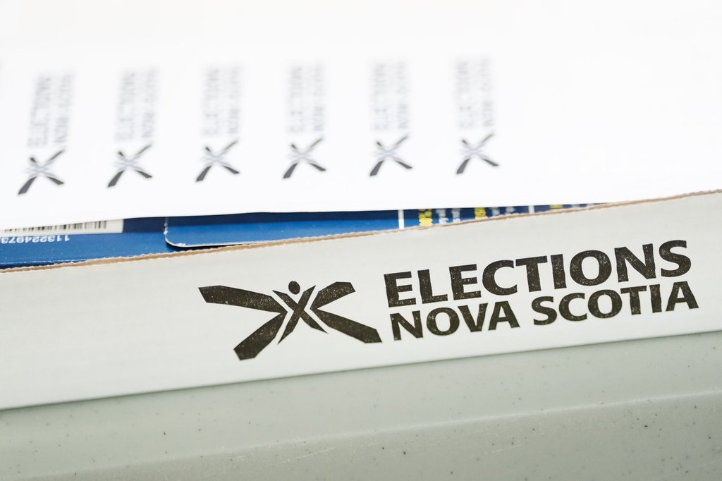Нова Скотия управляващи прогресивните консерватори изпревариха своите съперници при набирането