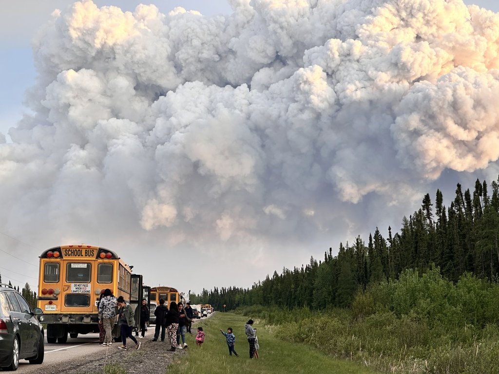 Хиляди евакуиращи евакуирания на Saskatchewan Wildfire са на път да
