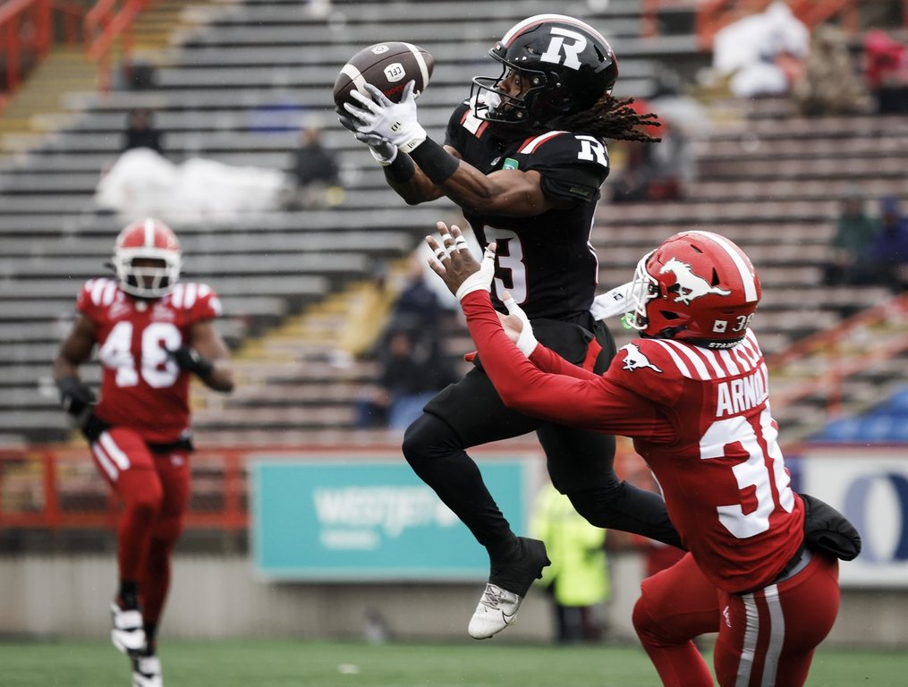 Дъстин Крум хвърли седем ярдов пропуск към Даниел Адебобой през