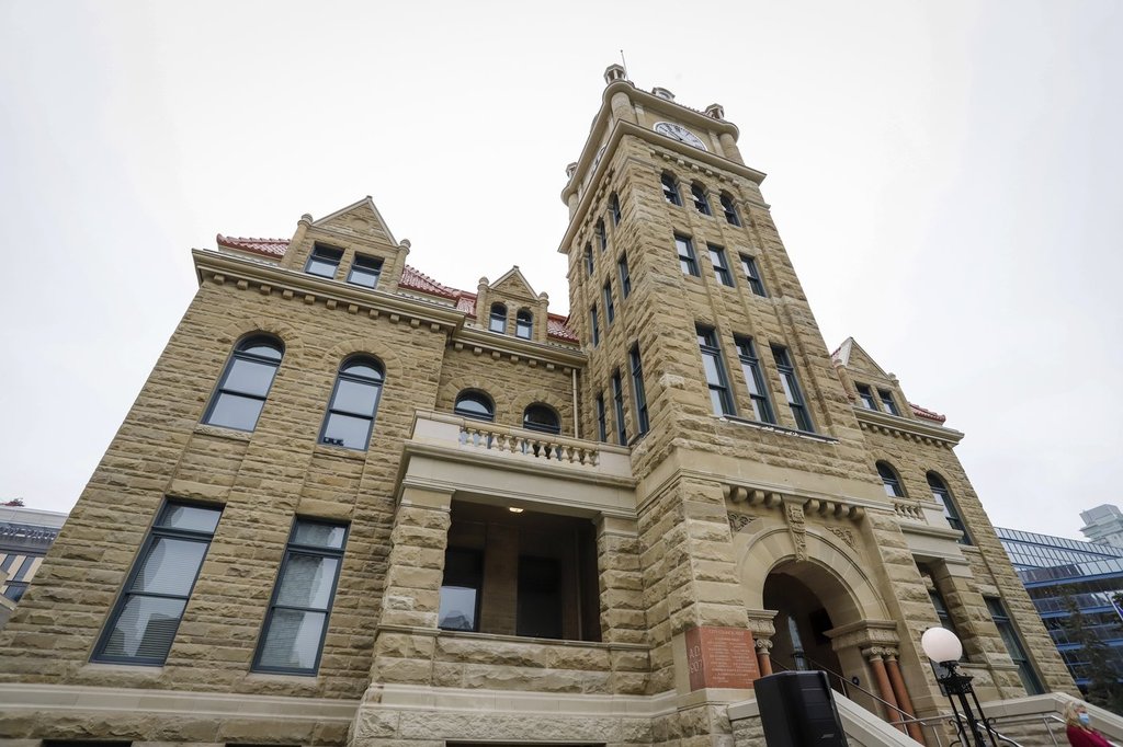 Длъжностни лица в Калгари предупреждават, че отмяната на преустройството в целия град може да застраши федералното финансиране