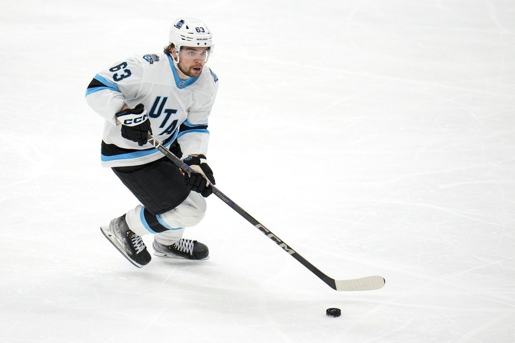 Торонто Торонто Кленови листа придоби напред Матиас Макчели от мамута на