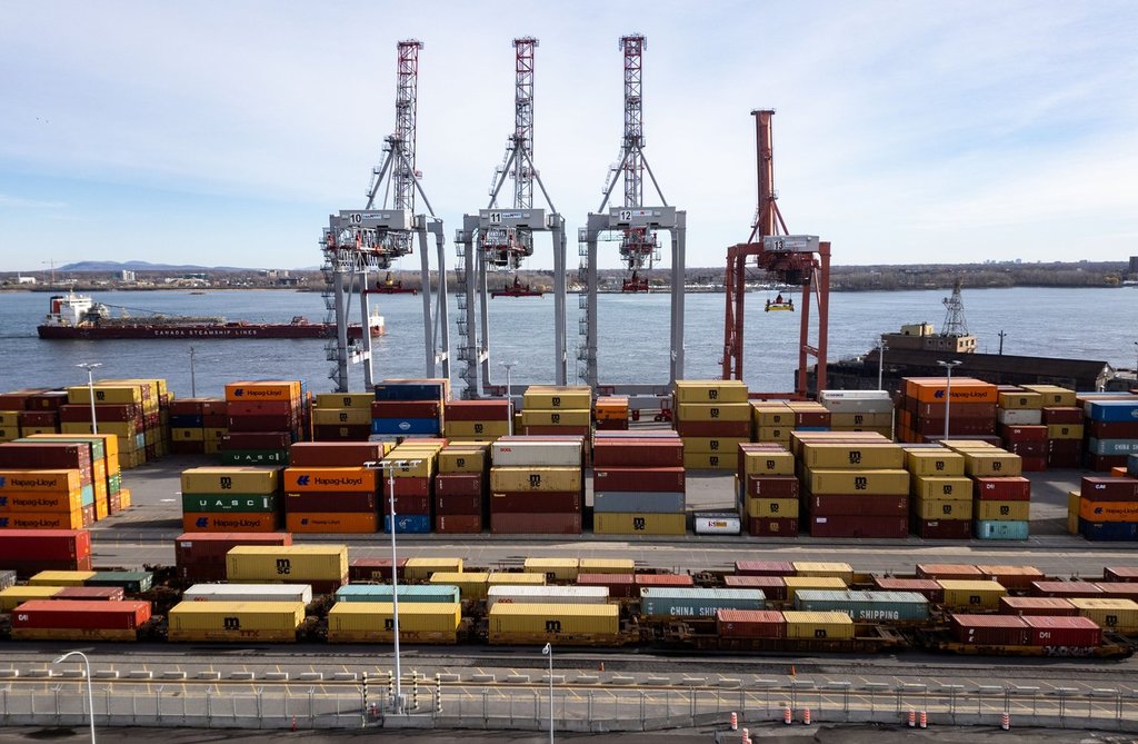 канадската икономика показа признаци че работи за въртене от правенето