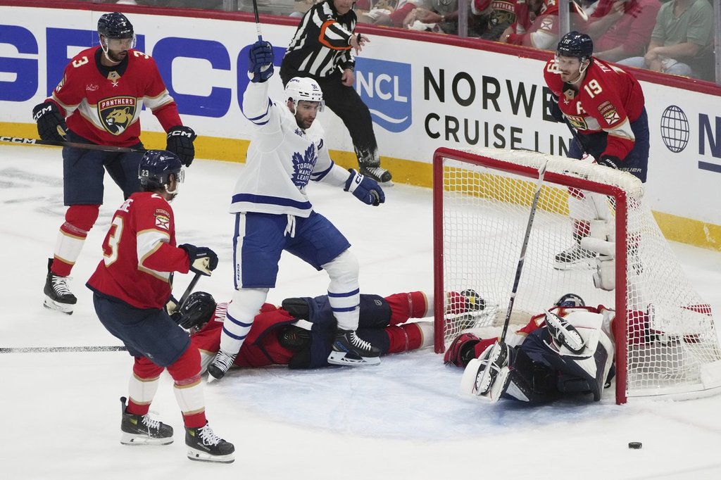 Торонто Мейп листовете в Торонто са пренасочили напред Джон Таварес към