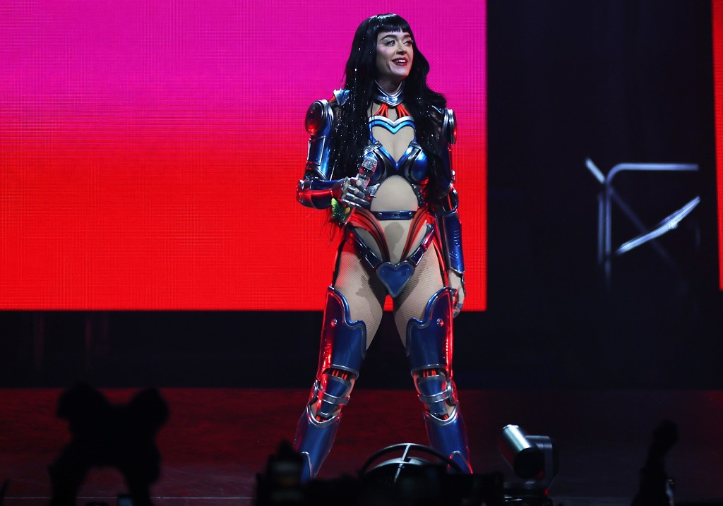 Кати Пери беше буден след като фен щурмува на сцената