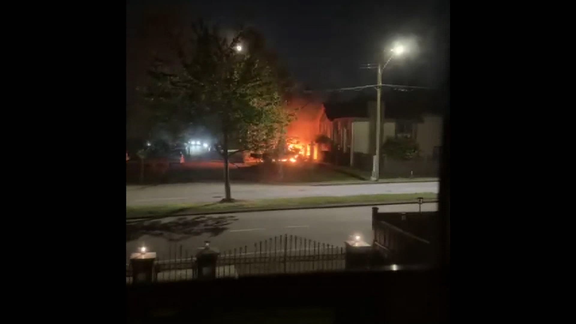 Двойка полицаи в Сури трябваше да пробият път в пламтящ