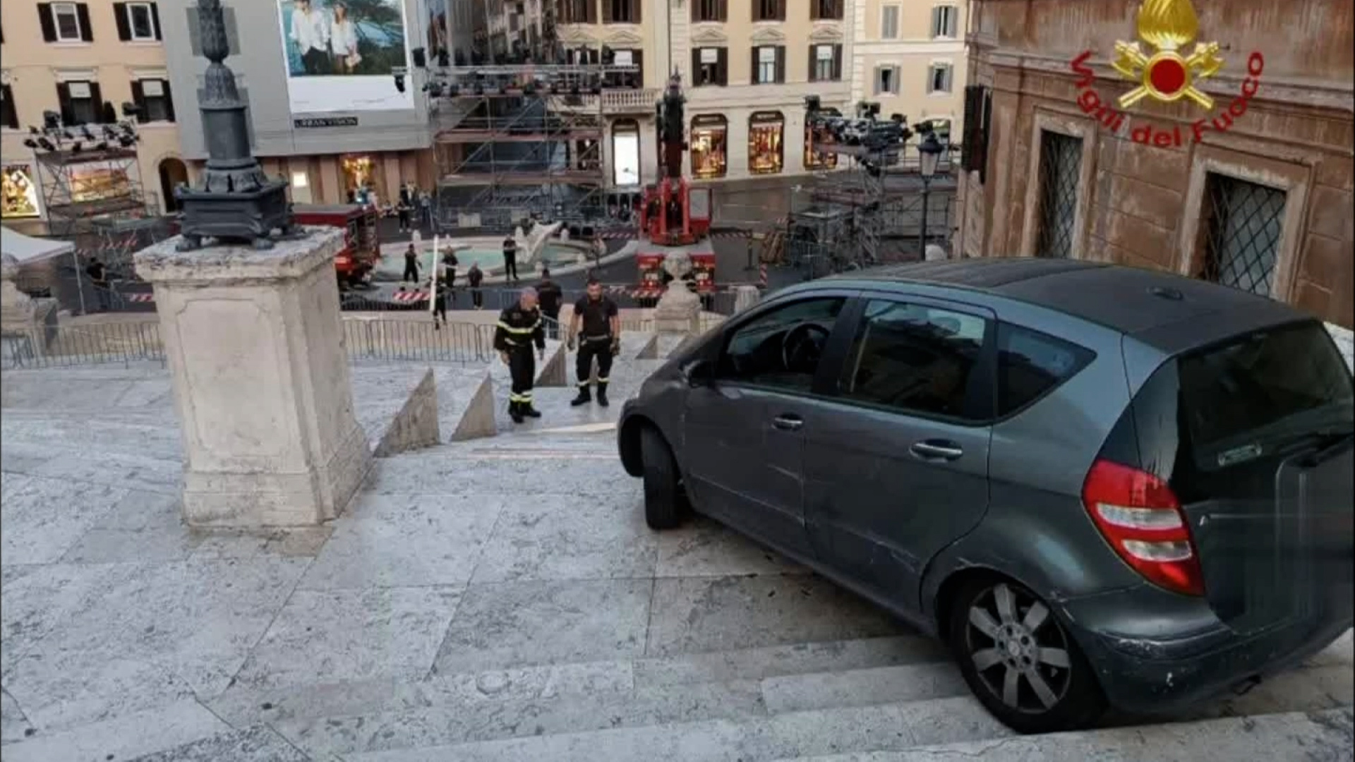 80 годишен мъж който караше мерцедес Бенц клас надолу по историческия испански