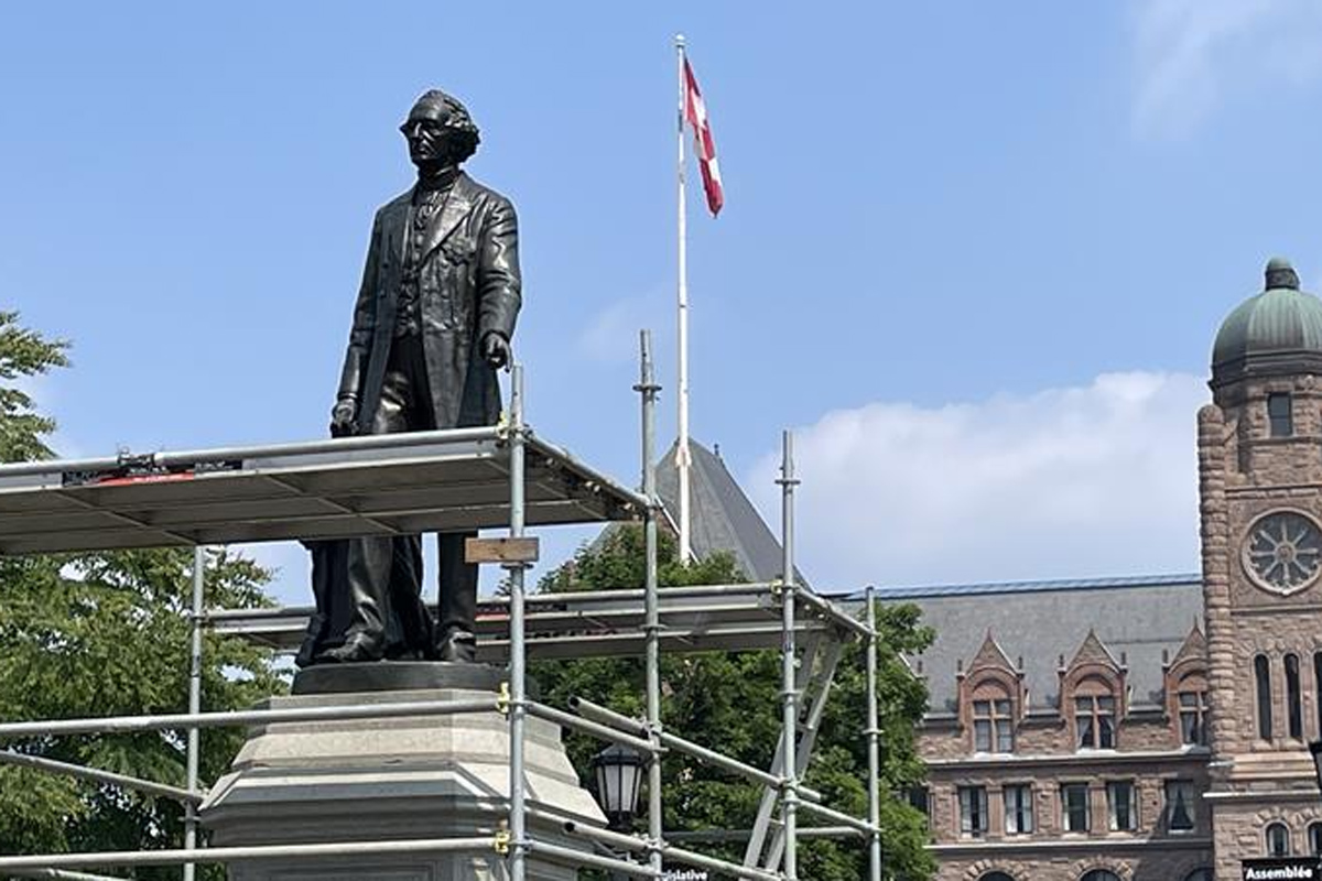 След пет години дъските около статуята на сър Джон А