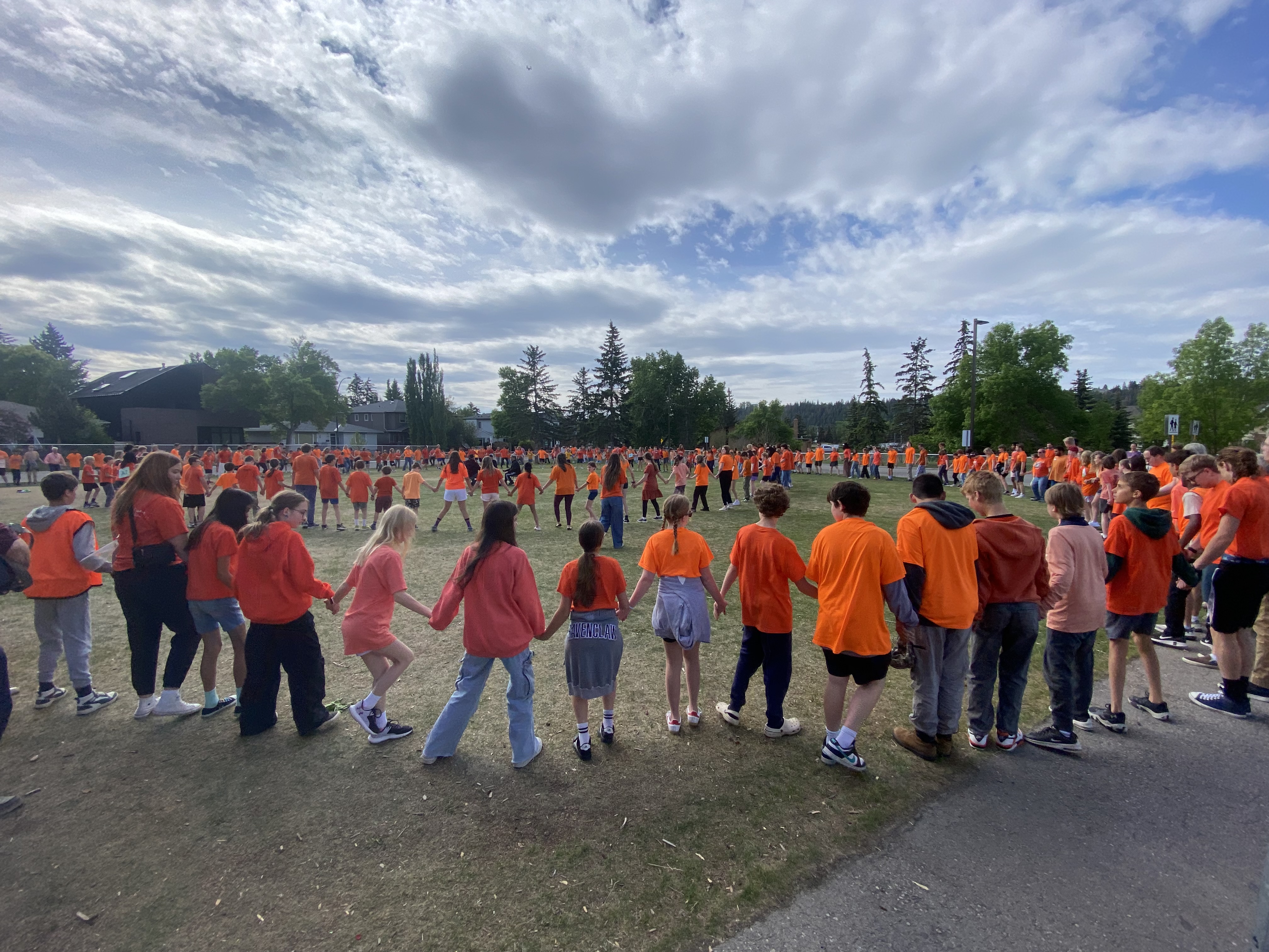 Стотици ученици се събраха с персонал и коренни старейшини в